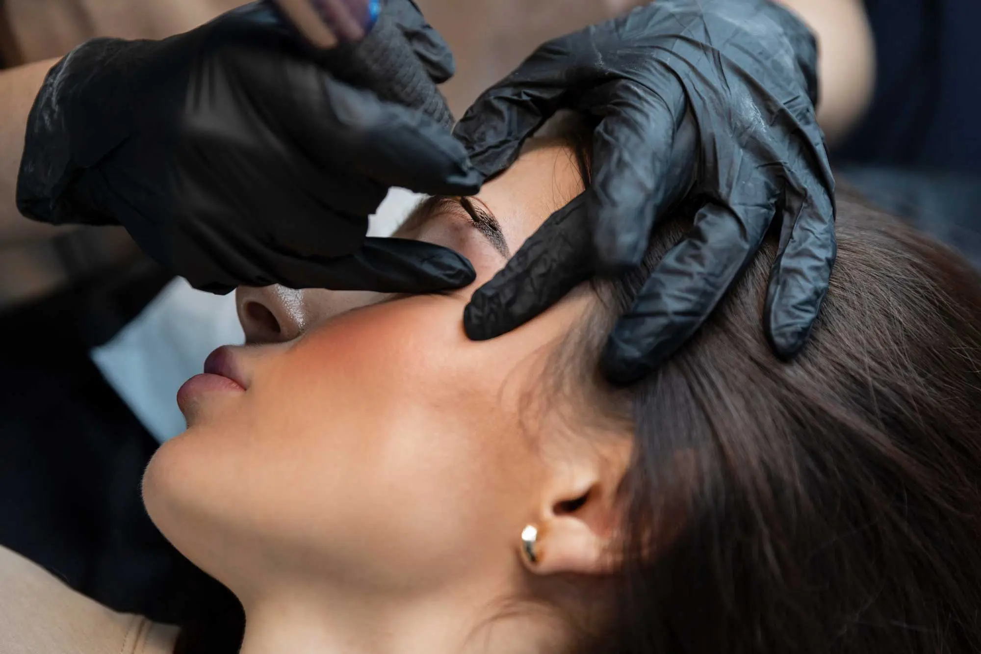 jeune-femme-obtenant-traitement-beaute-pour-ses-sourcils microblading chez Alice esthétique langevin